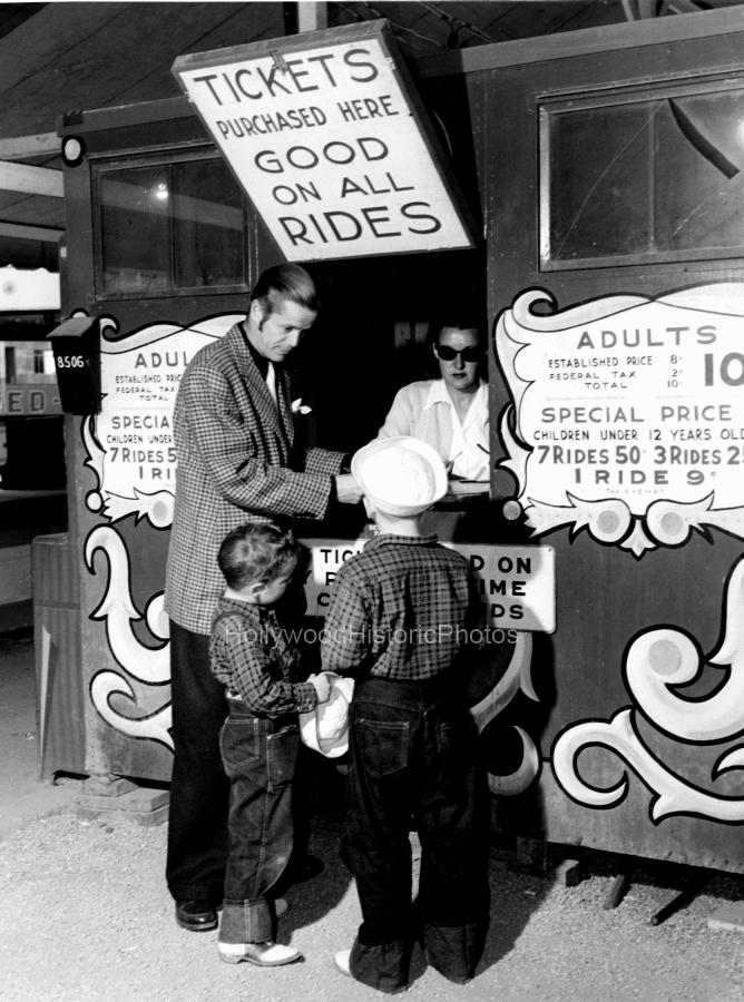 Beverly Park 1947 Actor Dan Duryea wm.jpg